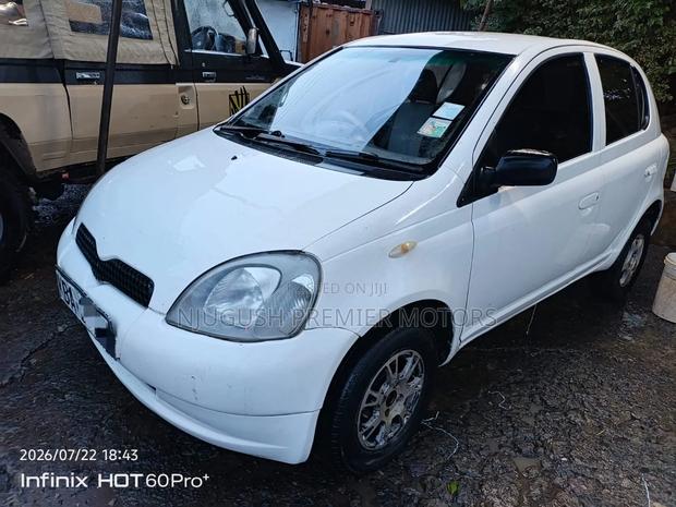 Toyota Vitz 2000 White