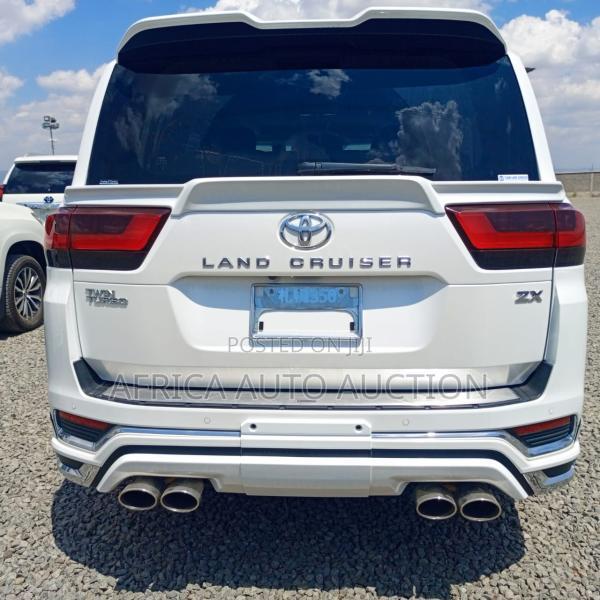 Toyota Land Cruiser LC300 2022 White