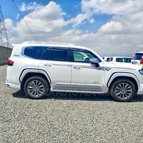 Toyota Land Cruiser LC300 2022 White