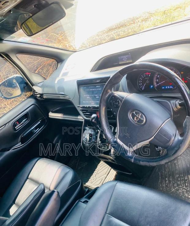 Toyota Esquire 2018 Pearl