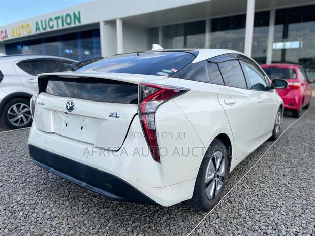 Toyota Prius 2017 White