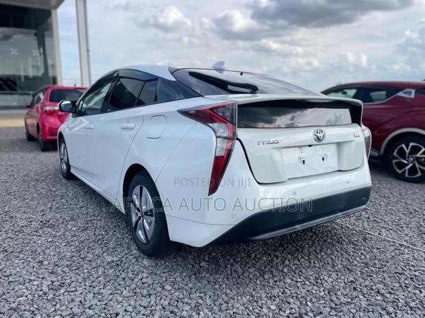 Toyota Prius 2017 White