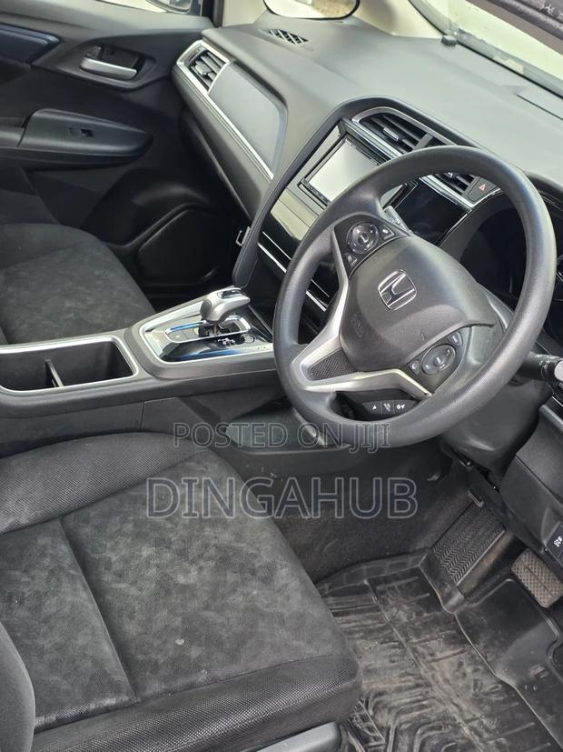 Honda Fit Shuttle 2018 Silver