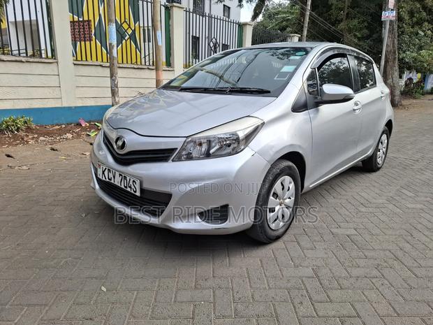 Toyota Vitz 1.0 FWD 5dr 2013 Silver