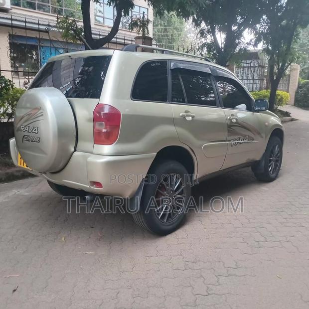 Toyota RAV4 2001 Gold