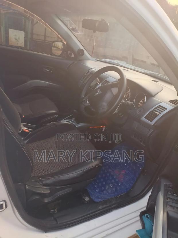 Mitsubishi Outlander 2011 White