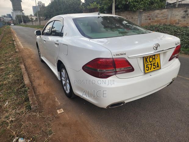 Toyota Crown 2010 White