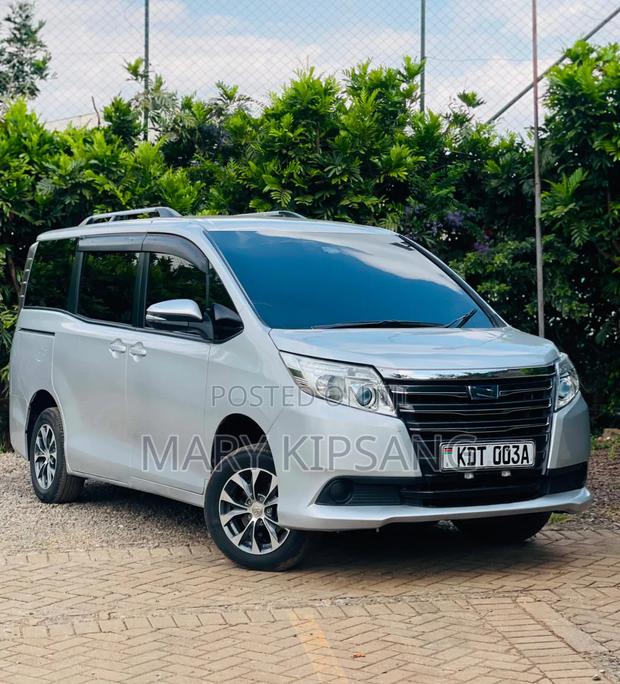 Toyota Noah 2018 Silver