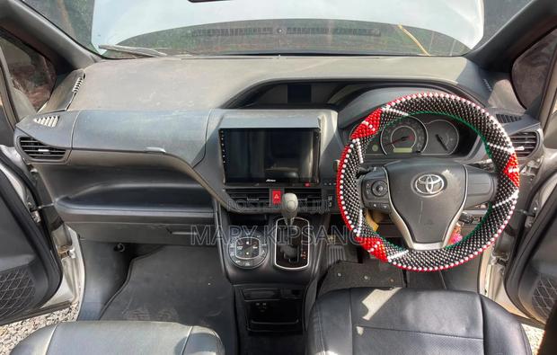 Toyota Noah 2018 Silver