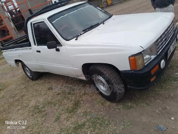 Toyota Hilux 1989 White