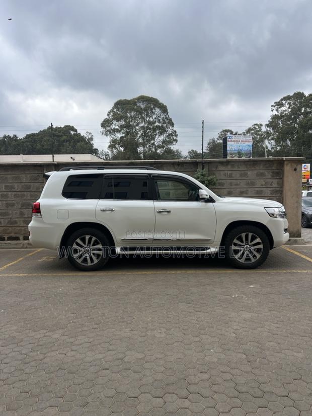 Toyota Land Cruiser 4.6 V8 ZX 2016 White