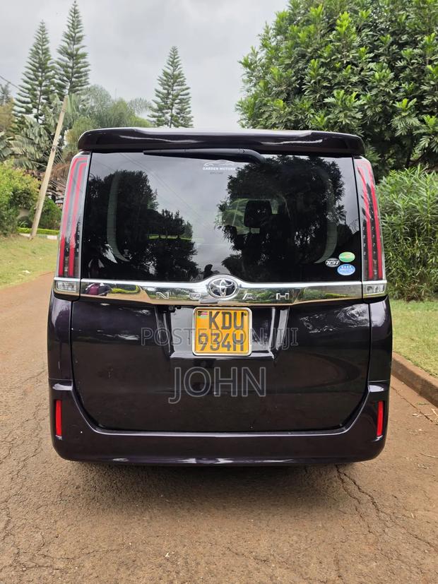 Toyota Noah 2018 Burgundy