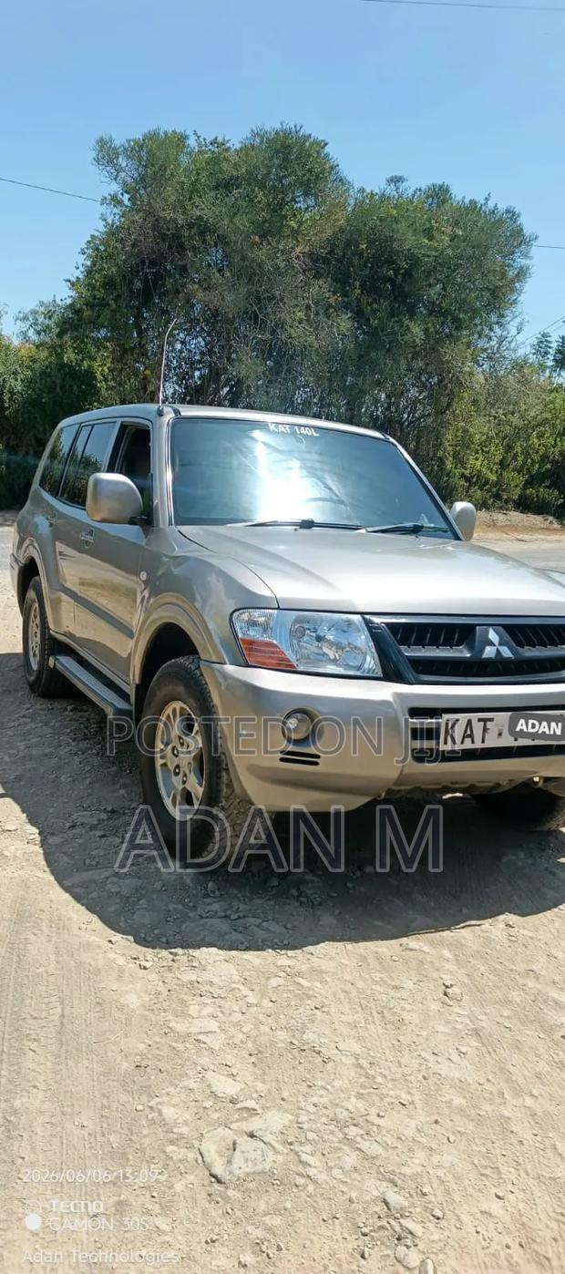 Mitsubishi Pajero 2004 Gold