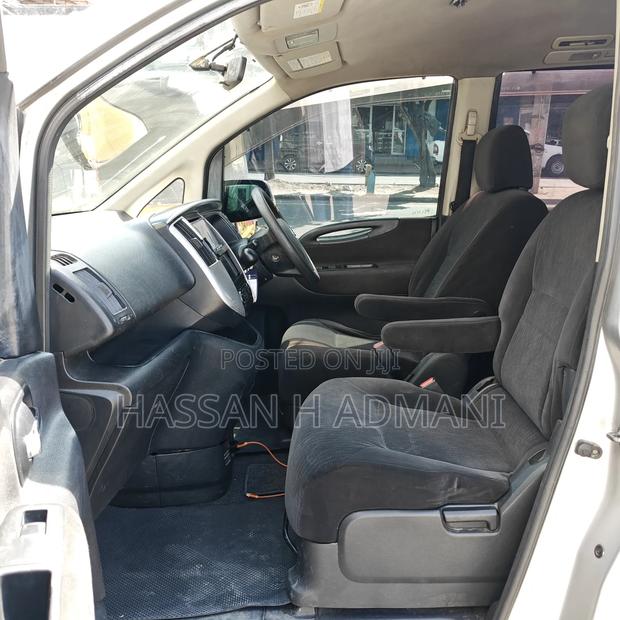 Nissan Serena 2011 Silver