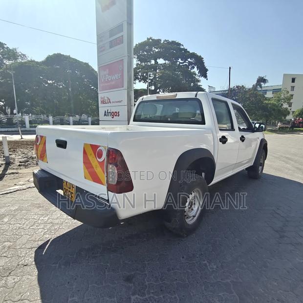 Isuzu D-MAX 2011 White