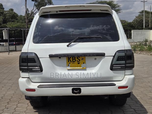 Toyota Land Cruiser 2006 White