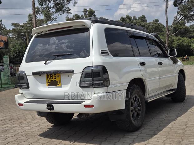 Toyota Land Cruiser 2006 White