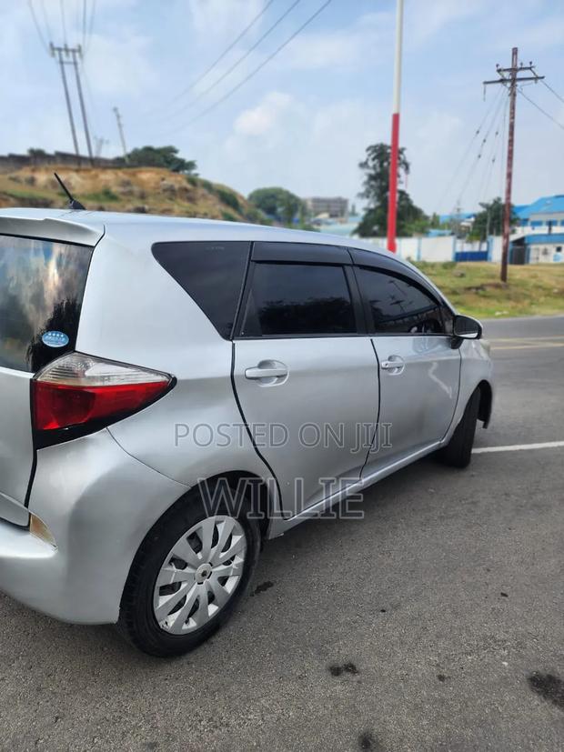Toyota Ractis 2011 Silver