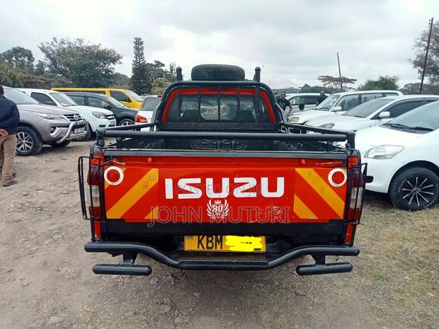 Isuzu D-MAX 2010 Red