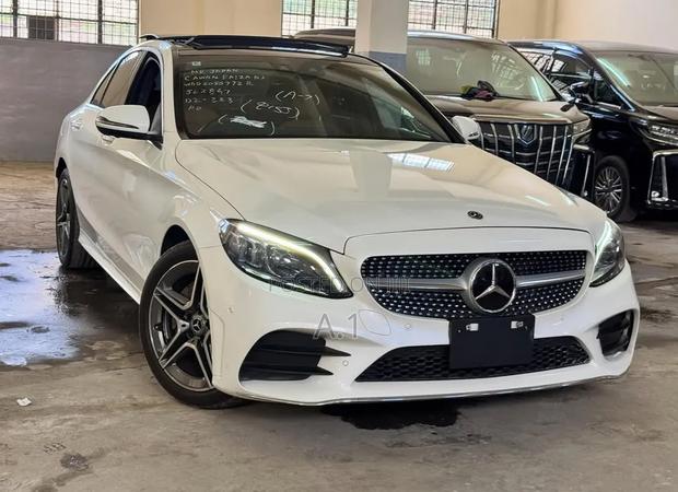 Mercedes-Benz C200 2019 Pearl