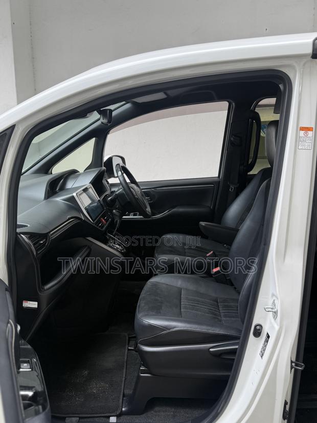 Toyota Esquire 2.0 AWD (7 seater) 2019 White