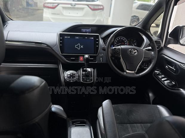 Toyota Esquire 2.0 AWD (7 seater) 2019 White