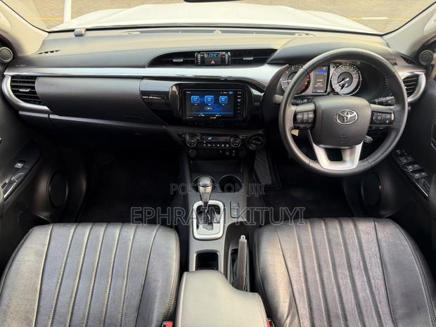 Toyota Hilux 2022 White