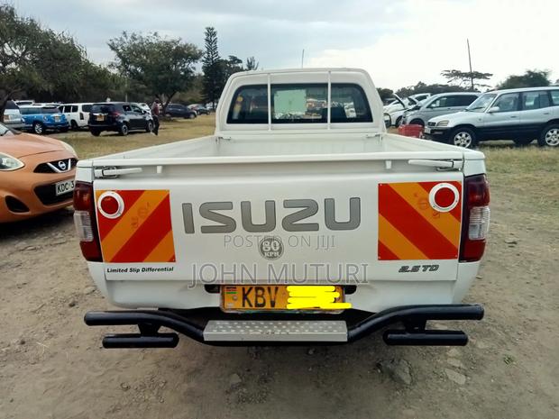 Isuzu D-MAX 2012 White
