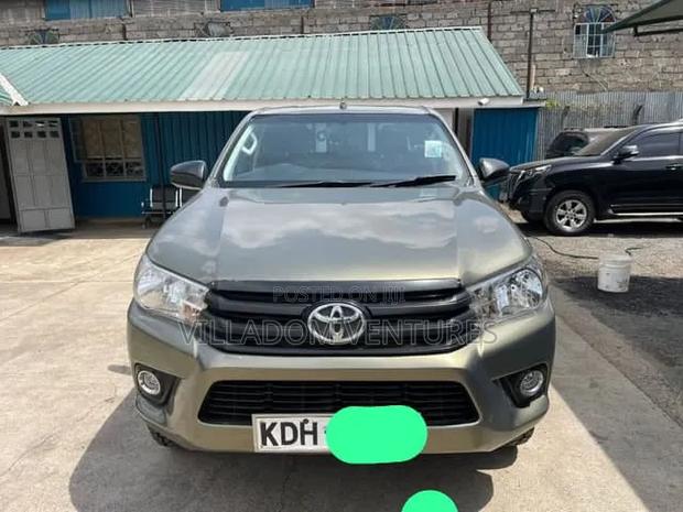 Toyota Hilux 2021 Beige