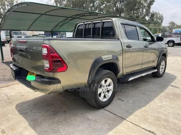 Toyota Hilux 2021 Beige