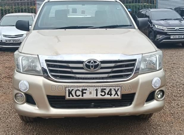 Toyota Hilux 2012 Gold