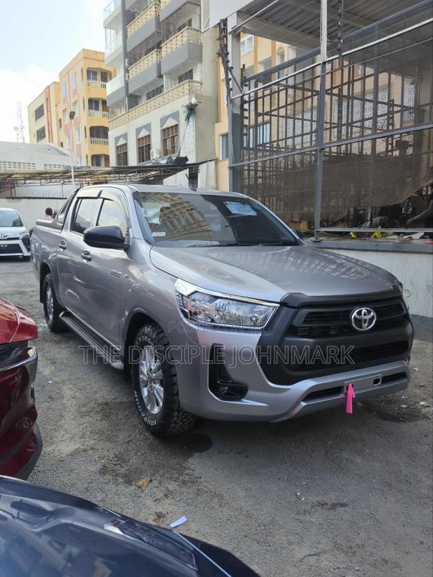 Toyota Hilux 2020 Silver