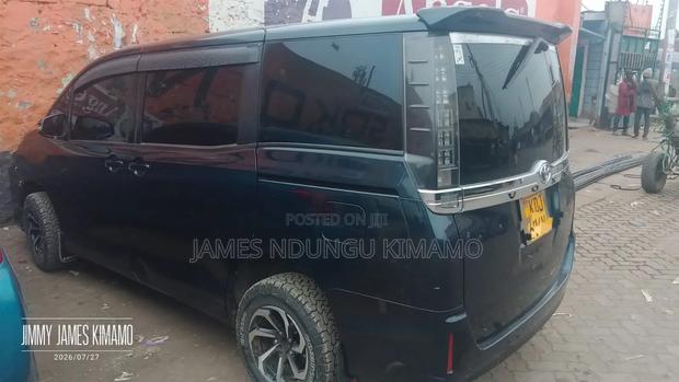 Toyota Noah 2.0 AWD (8 Seater) 2015 Black