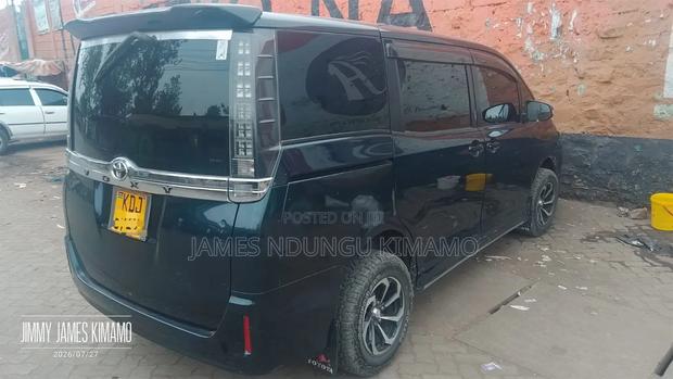 Toyota Noah 2.0 AWD (8 Seater) 2015 Black