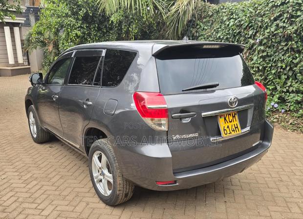 Toyota Vanguard 2010 Gray