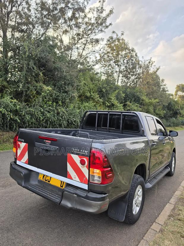 Toyota Hilux 2016 Gray