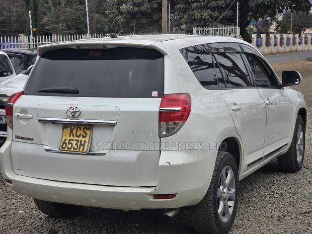 Toyota Vanguard 2012 White