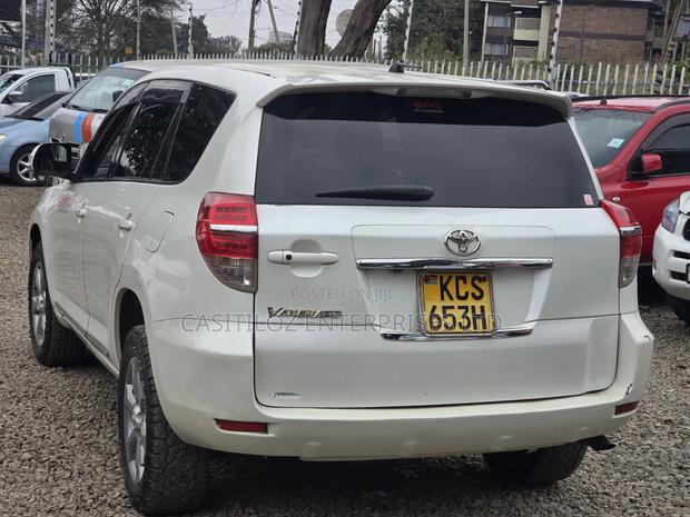 Toyota Vanguard 2012 White