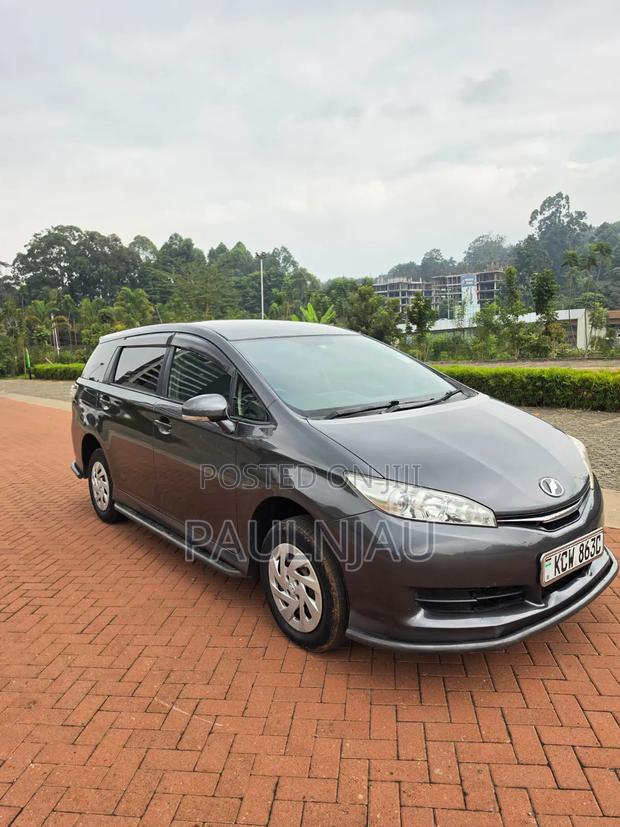Toyota Wish 2013