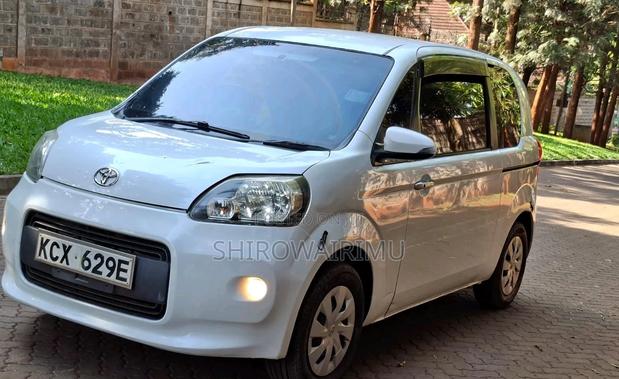 Toyota Porte 2012 Pearl