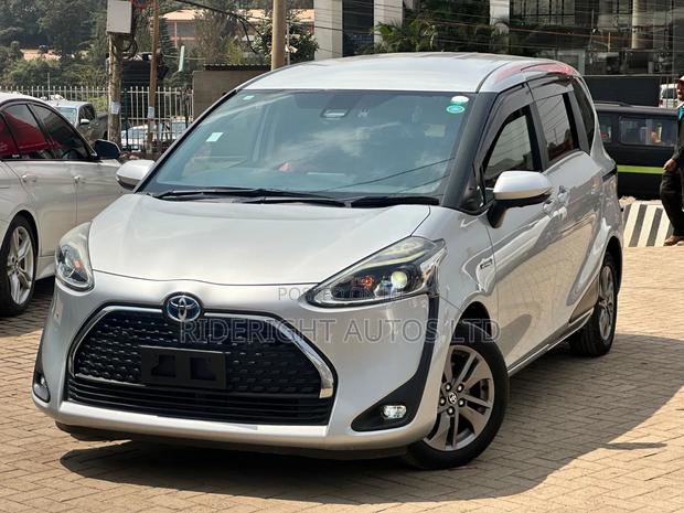 Toyota Sienta 2019 Silver