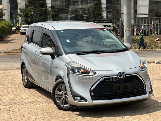 Toyota Sienta 2019 Silver