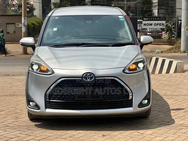 Toyota Sienta 2019 Silver