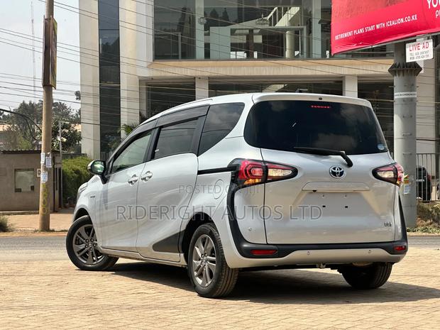 Toyota Sienta 2019 Silver