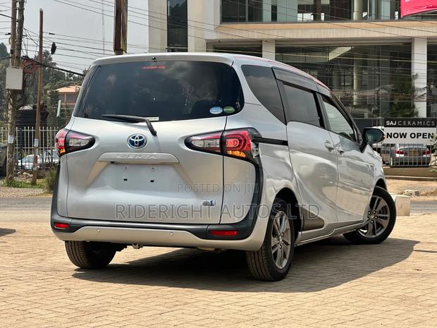 Toyota Sienta 2019 Silver
