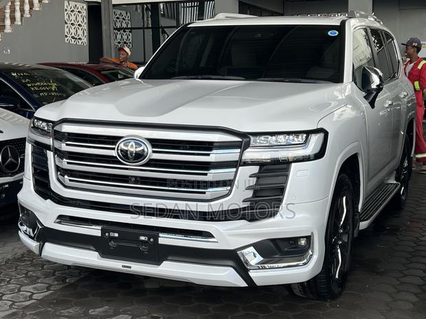 Toyota Land Cruiser LC300 2023 White