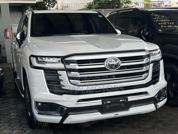 Toyota Land Cruiser LC300 2023 White