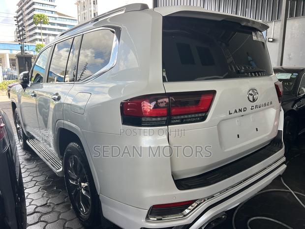 Toyota Land Cruiser LC300 2023 White
