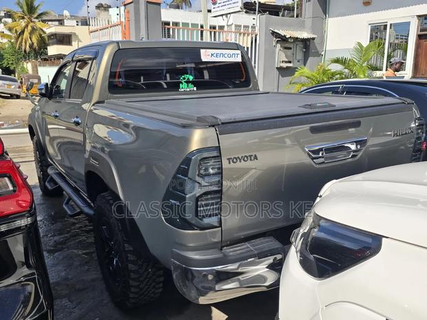 Toyota Hilux 2021 Gold