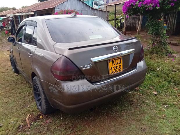 Nissan Tiida 2010 Brown